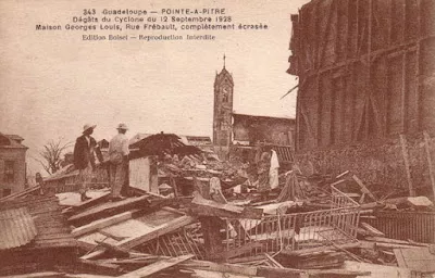 Photographie représentant les dégâts du cyclone à Pointe-à-Pitre
