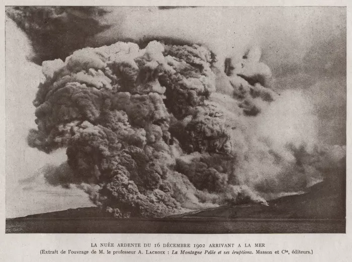 Photographie de l'éruption de la Montagne Pelée en décembre 1902