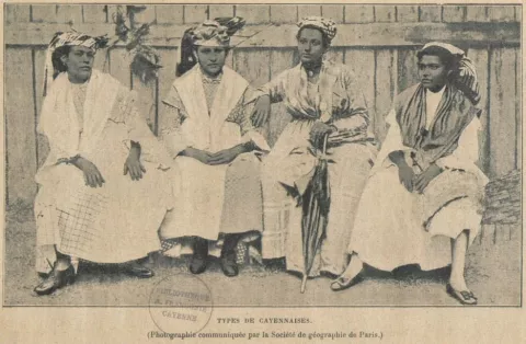Cliché représentant des Cayennaises vêtues en tenues traditionelles