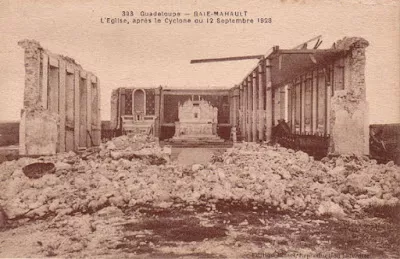 Photographie représentant les dégâts dans l'église de Baie-Mahault