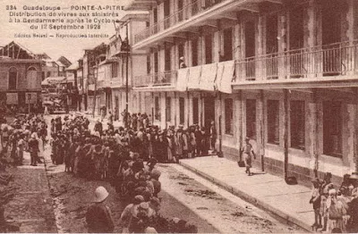 Photographie représentant une distribution de vivres à Pointe-à-Pitre