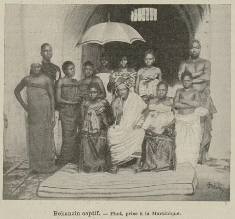 Photographie prise en Martinique représentant Béhanzin entourée de ses femmes