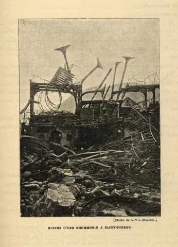 Photographie d'une rhummerie dévastée suite à l'éruption de la Montagne Pelée