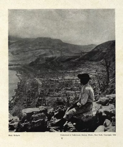 Photographie de la ville silencieuse depuis le Morne d'Orange lors de l'éruption de la Montagne Pelée en 1902
